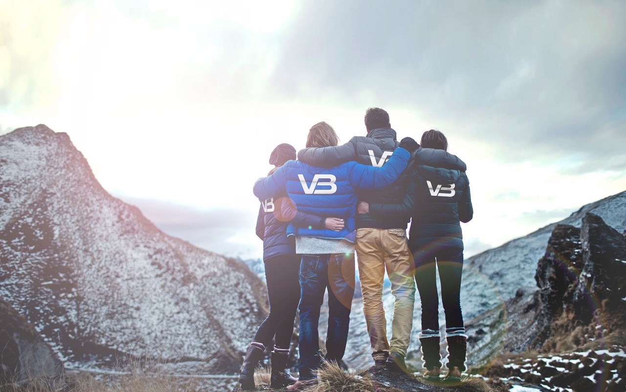 Fire VB Rørleggere ser ut mot et fjell